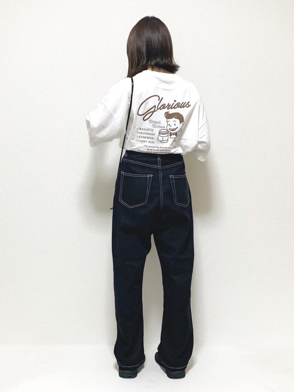 ブラウン系のTシャツ/カットソー、ブラック系のデニムパンツ、ブラック系のショルダーバッグを着用したレディースの夏コーディネートの1枚目の写真