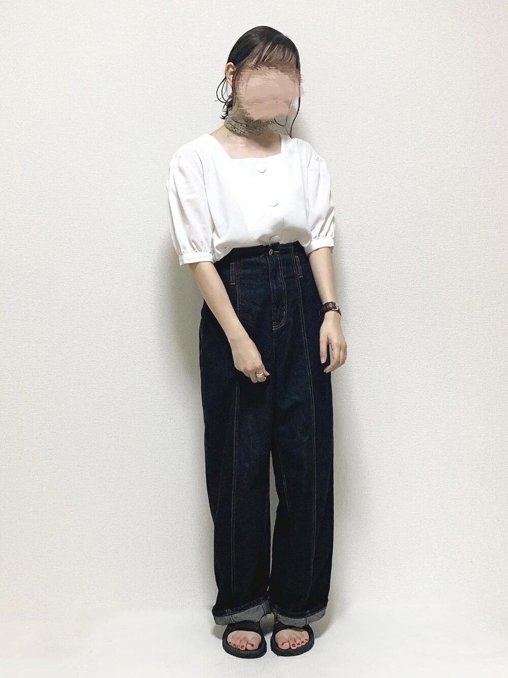 ホワイト系のシャツ/ブラウス、ブラック系のデニムパンツ、その他のその他を着用したレディースの夏コーディネートの1枚目の写真