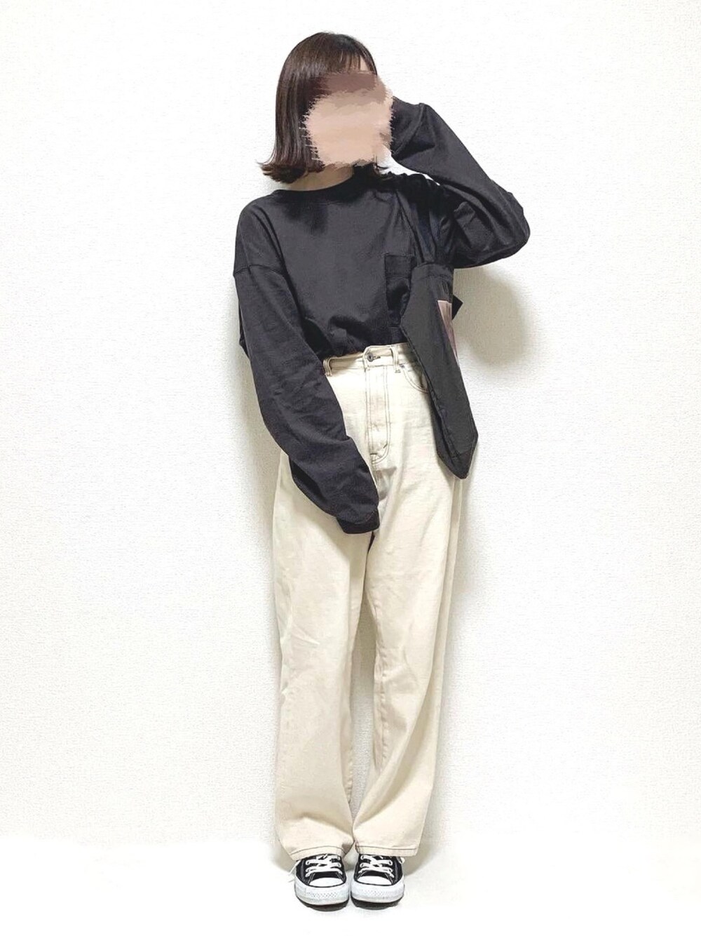 ブラウン系のTシャツ/カットソー、ホワイト系のデニムパンツ、ブラック系のスニーカーを着用したレディースの秋コーディネートの1枚目の写真