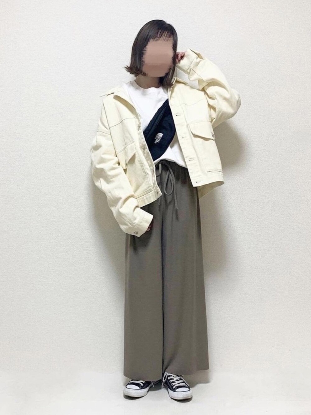 ホワイト系のデニムジャケット、ホワイト系のTシャツ/カットソー、ブラウン系のその他パンツを着用したレディースの冬コーディネートの1枚目の写真