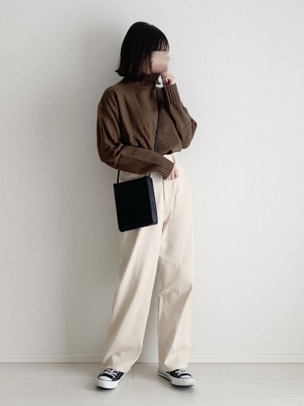 「プチプラ、GU、ニット、ハイネックニット、ホワイトパンツ、白パンツ、ショルダーバッグ、スクエアバッグ、スニーカー」｜「GUのアイテム（ニット/セーター、ブラウン系）」を使った、ukiさん（レディース・155cm）の秋コーディネートの1枚目の写真