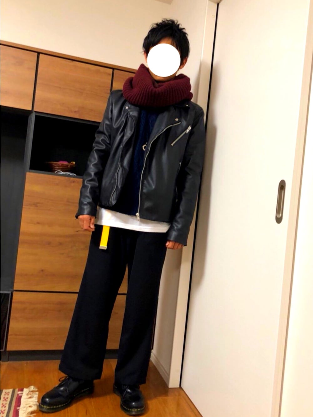 「ライダース、ワイドパンツ、Aシルエット、ガチャベルト、革靴、レイヤードスタイル、スヌード」｜「WEGOのWEGO/リブスヌード（ネックウォーマー/スヌード、レッド系）」を使った、じんがーさん（メンズ・171cm）の秋コーディネートの1枚目の写真