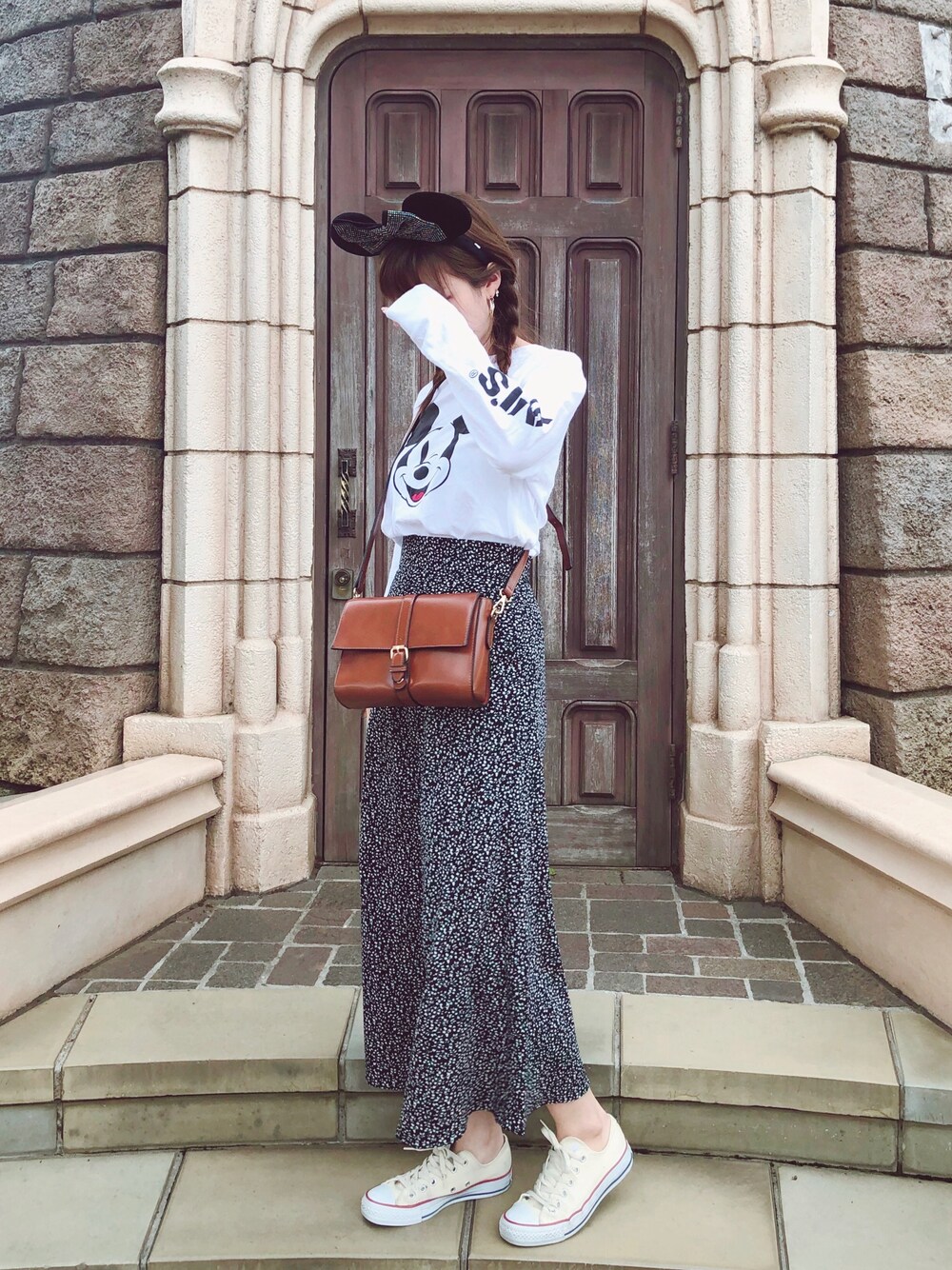ホワイト系のTシャツ/カットソー、ブラウン系のショルダーバッグ、ブラック系のスカートを着用したレディースの夏コーディネートの1枚目の写真