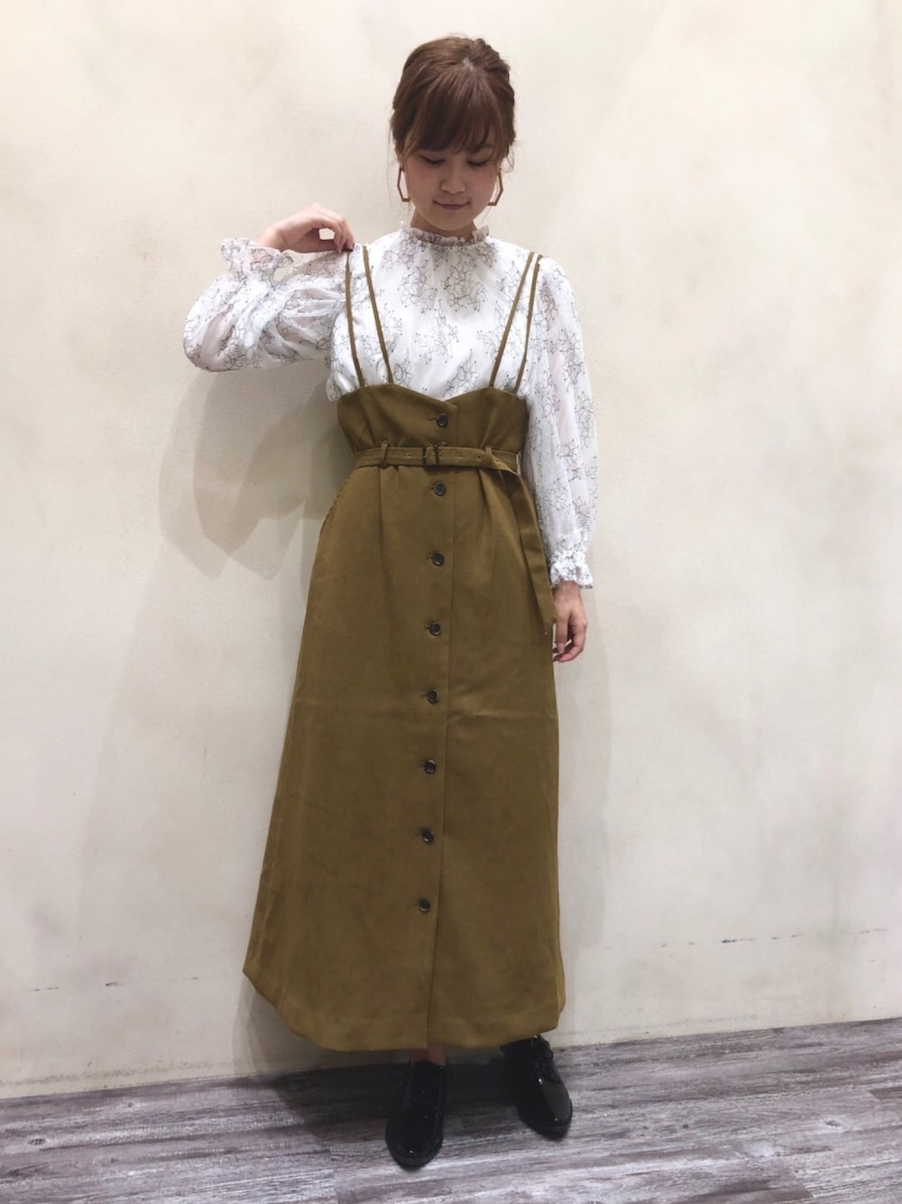 ホワイト系のTシャツ/カットソー、イエロー系のスカート、ブラック系のその他シューズを着用したレディースの秋コーディネートの1枚目の写真