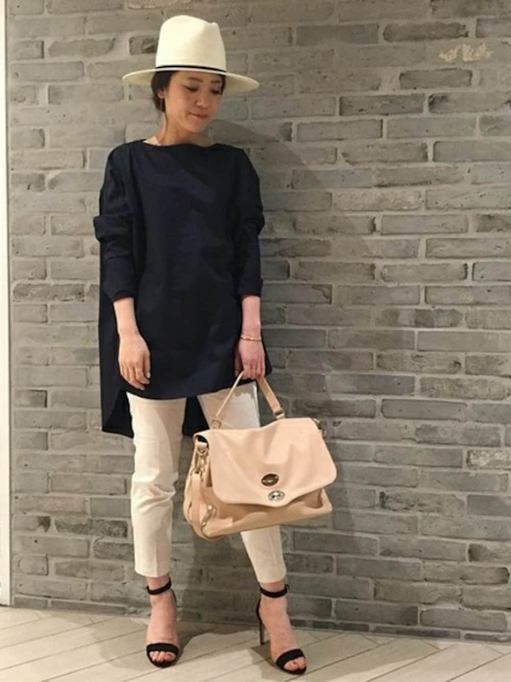 ブルー系のチュニック、ホワイト系のその他パンツ、ホワイト系のトートバッグを着用したレディースの春コーディネートの1枚目の写真