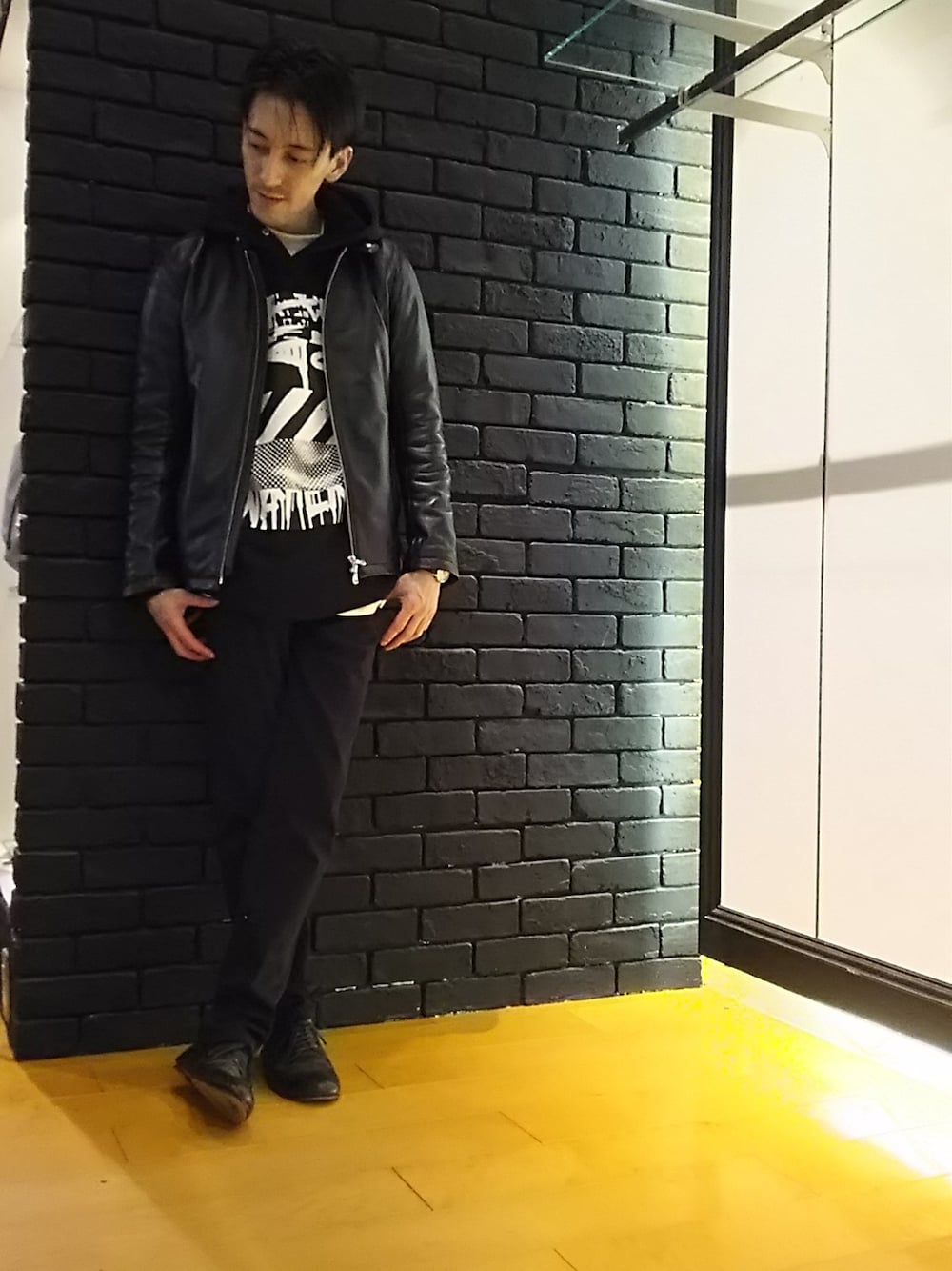 「スキニーパンツ、レザーライダース、パーカー、ジュンレッド(JUNRed)、RYUJI KAMIYAMA × JUNRed、 下関大丸」｜「JUNREDの【レザーの上質感】シングルレザーライダース（ライダースジャケット、ブラック系）」を使った、Daikiさん（メンズ・174cm）の冬コーディネートの1枚目の写真
