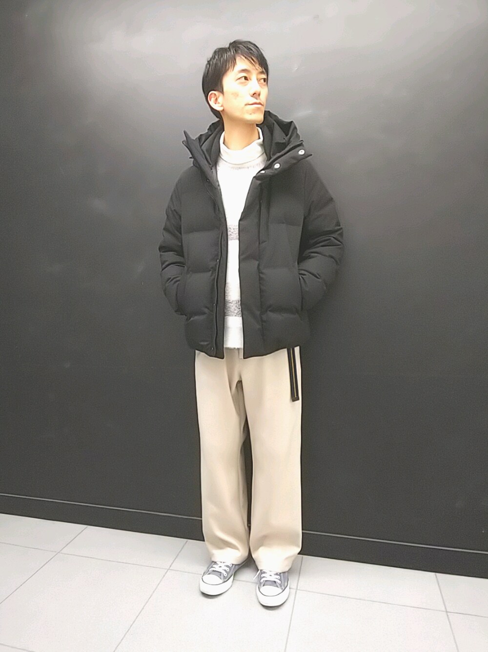 「チェック、ニット、ダウンジャケット、冬コーデ、モノトーン、ワイドパンツ、ハイカットスニーカー、ジュンレッド(JUNRed)、年末WEAR感謝祭」｜「JUNREDの【ALLIED DOWN/アライドダウン】ダウンフードブルゾン（ダウンジャケット/コート、ブラック系）」を使った、Daikiさん（メンズ・174cm）の冬コーディネートの1枚目の写真