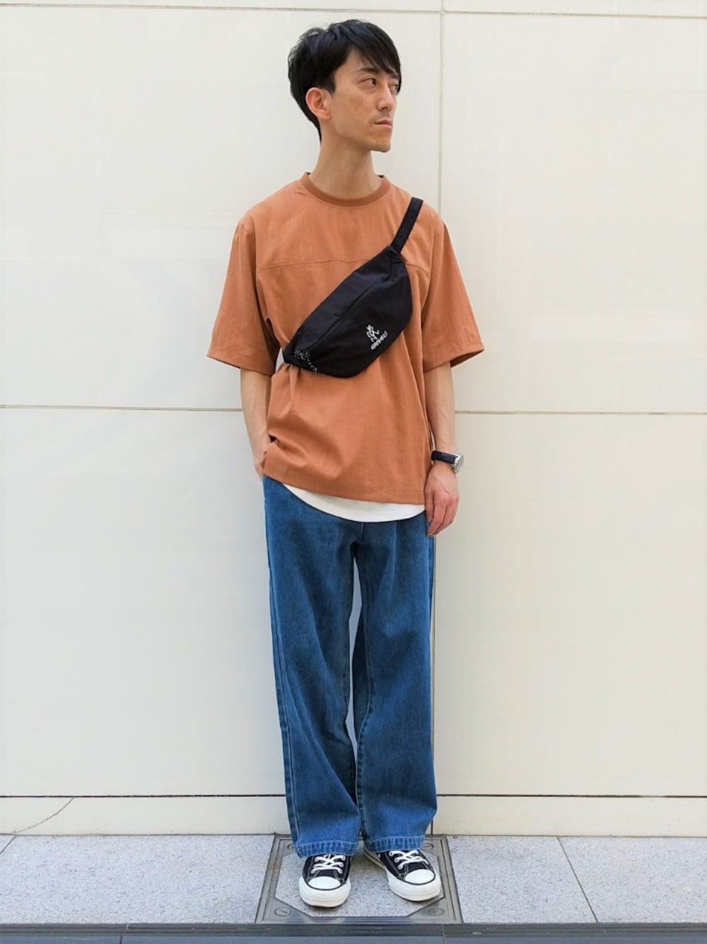 「デニム、ストリート、レイヤードスタイル、ワイドパンツ、GRAMICCI、ウエストバッグ、夏コーデ、ゆるコーデ、ジュンレッド(JUNRed)、スタッフセンバツ」｜「JUNREDのTRスラブプルオーバー（Tシャツ/カットソー、レッド系）」を使った、Daikiさん（メンズ・174cm）の夏コーディネートの1枚目の写真