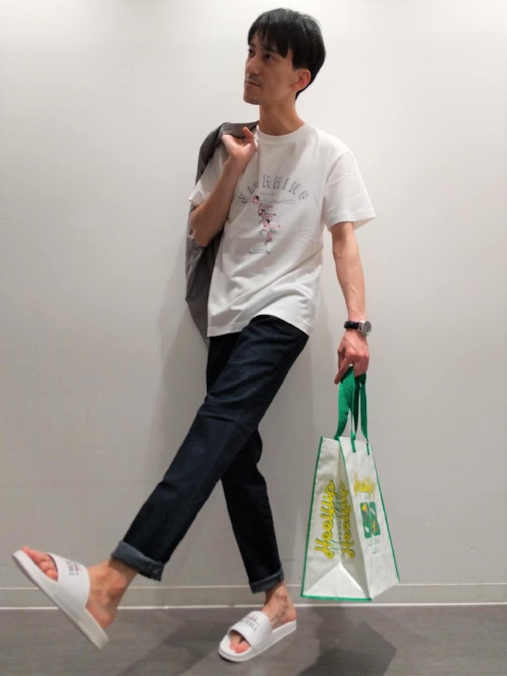 「デニム、カジュアル、Tシャツ、スポーツミックス、休日スタイル、スポーティ、エコバッグ、ジュンレッド(JUNRed)、シャワーサンダル、soccerjunky」｜「JUNREDの【Soccer Junky/サッカージュンキー】コラボプリントTシャツ（Tシャツ/カットソー、ホワイト系）」を使った、Daikiさん（メンズ・174cm）の夏コーディネートの1枚目の写真