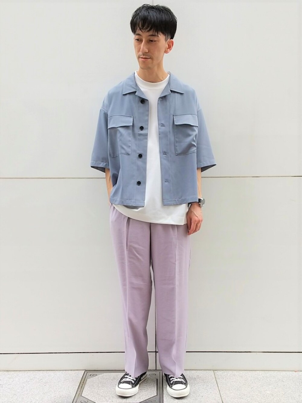 ブルー系のブルゾン、ホワイト系のTシャツ/カットソー、グレー系のその他パンツを着用したメンズの夏コーディネートの1枚目の写真