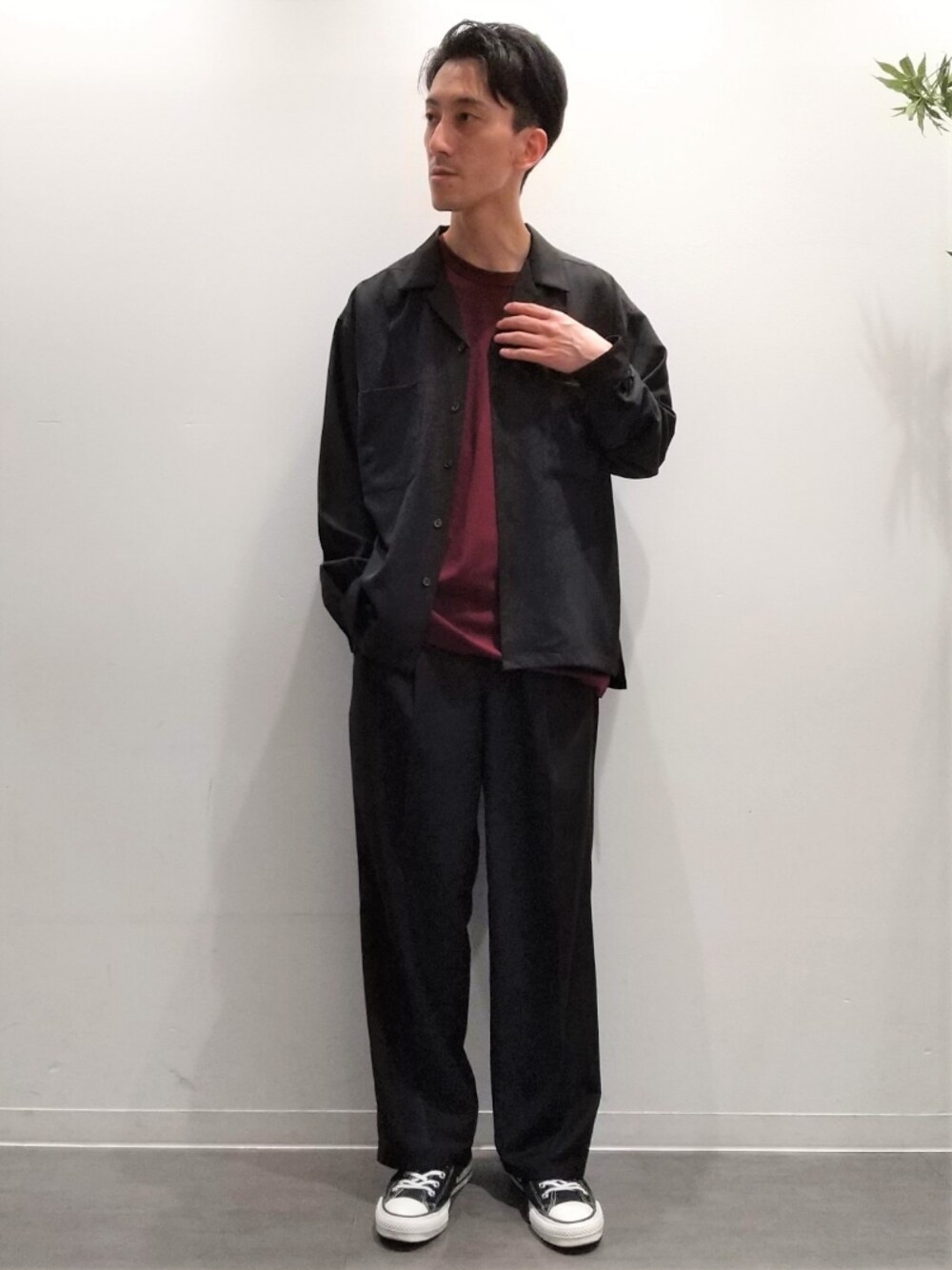 ブラック系のシャツ/ブラウス、レッド系のTシャツ/カットソー、ブラック系のその他パンツを着用したメンズの夏コーディネートの1枚目の写真