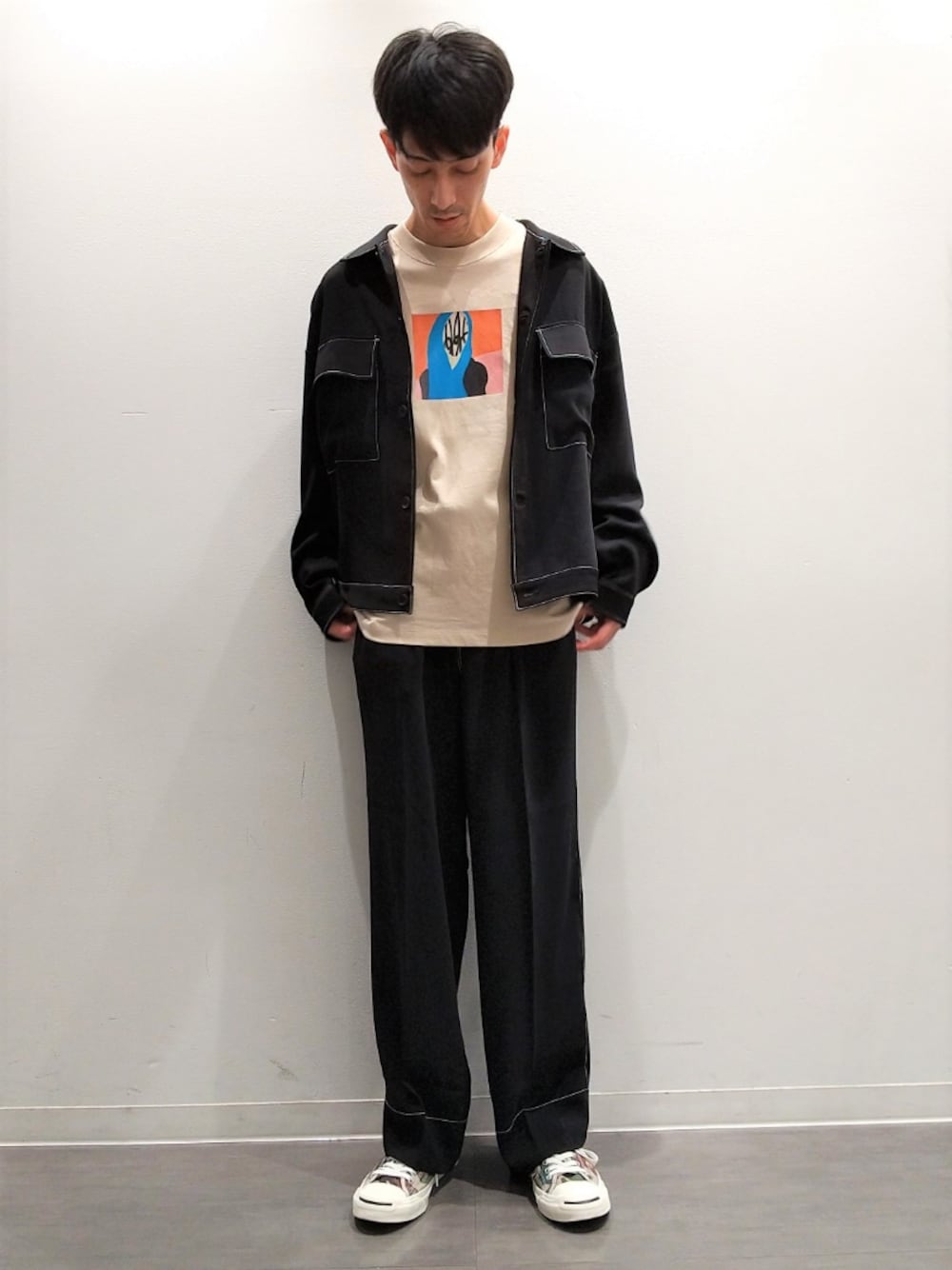 ブラック系のブルゾン、ブラック系のその他パンツ、ベージュ系のTシャツ/カットソーを着用したメンズの秋コーディネートの1枚目の写真