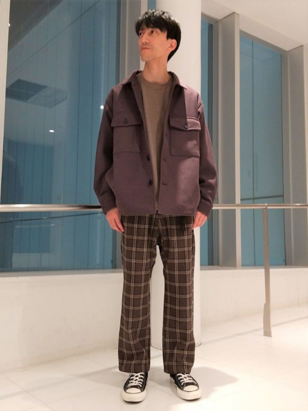 ブラウン系のブルゾン、イエロー系のTシャツ/カットソー、ブラウン系のその他パンツを着用したメンズの秋コーディネートの1枚目の写真