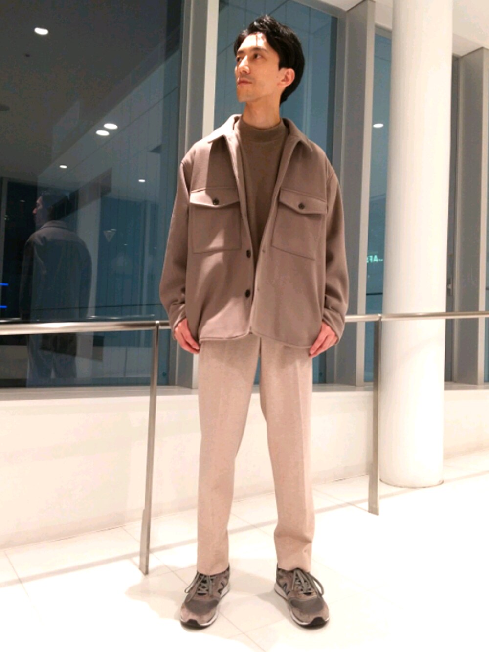 ベージュ系のブルゾン、イエロー系のTシャツ/カットソー、ベージュ系のその他パンツを着用したメンズの秋コーディネートの1枚目の写真