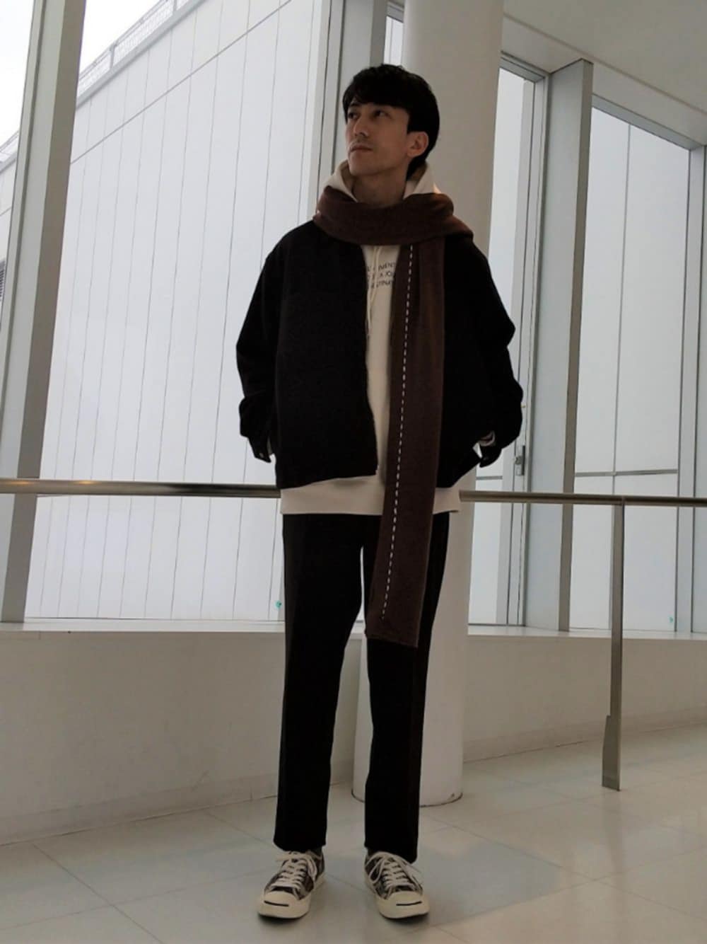 ブラック系のブルゾン、ホワイト系のパーカー、ブラック系のその他パンツを着用したメンズの秋コーディネートの1枚目の写真