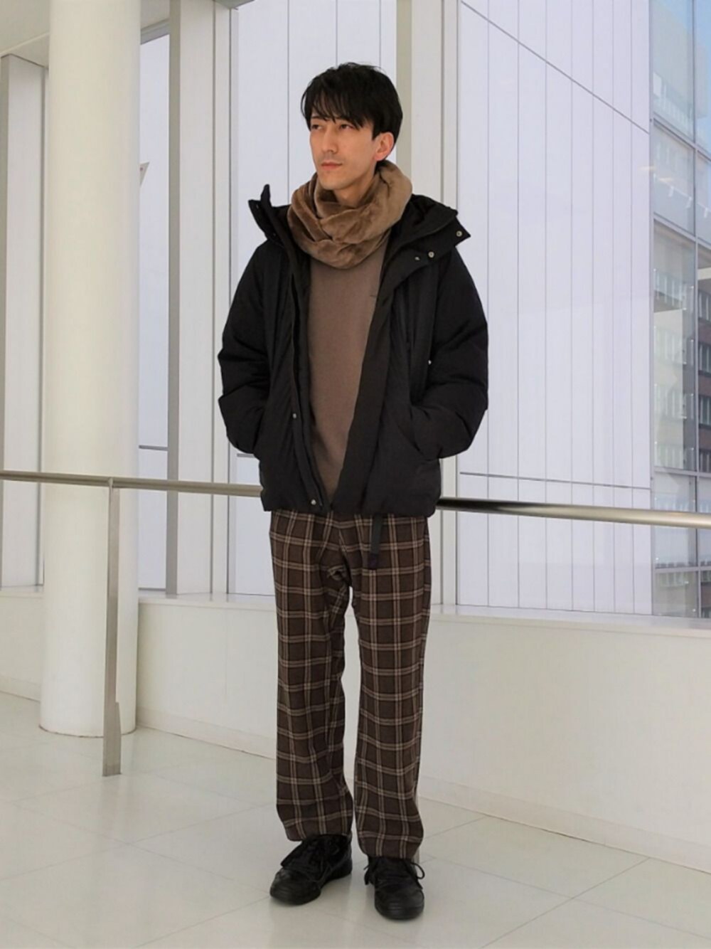 「Junred、ダウンジャケット、GRAMICCI、チェックパンツ、レザースニーカー、大人カジュアル、きれいめカジュアル、ブラック、ブラウン、シンプルコーデ」｜「JUNREDの【極上の暖かさで包み込む】ピュアホワイトダウンジャケット（ダウンジャケット/コート、ブラック系）」を使った、Daikiさん（メンズ・174cm）の秋コーディネートの1枚目の写真