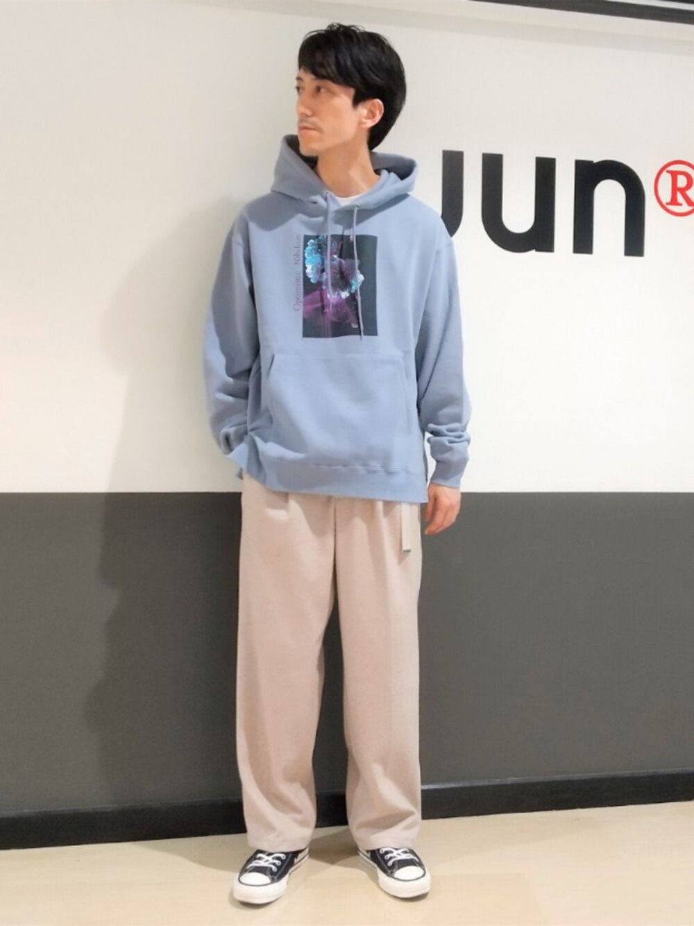 「Junred、パーカー、グラフィック、くすみカラー、サックスブルー、ワイドパンツ、プチプラ、スニーカーコーデ、コンバース、ゆるコーデ」｜「JUNREDのDAIKI NAKAMURAコラボグラフィックパーカー（パーカー、ブルー系）」を使った、Daikiさん（メンズ・174cm）の秋コーディネートの1枚目の写真