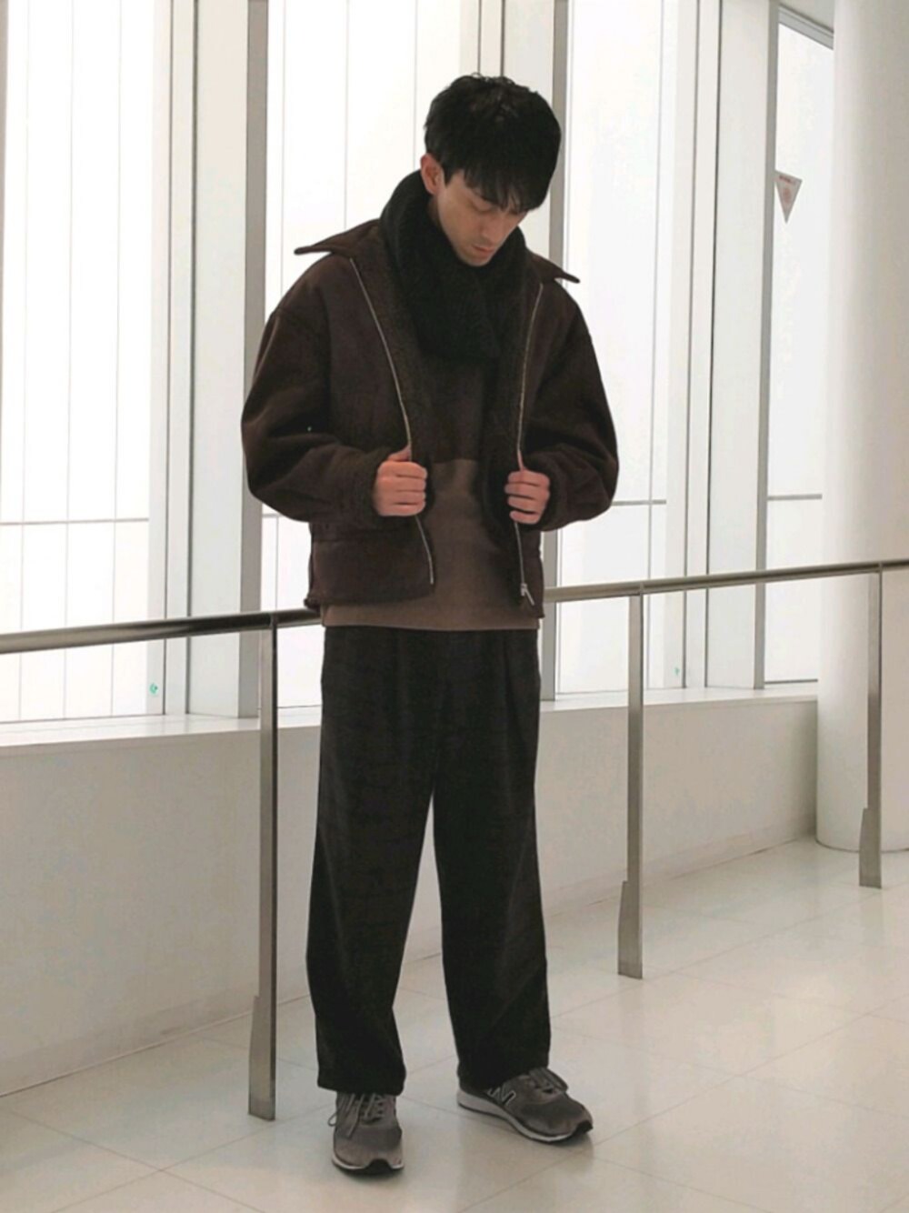 ブラウン系のブルゾン、ブラウン系のその他パンツ、ブラック系のストール/ショールを着用したメンズの冬コーディネートの1枚目の写真