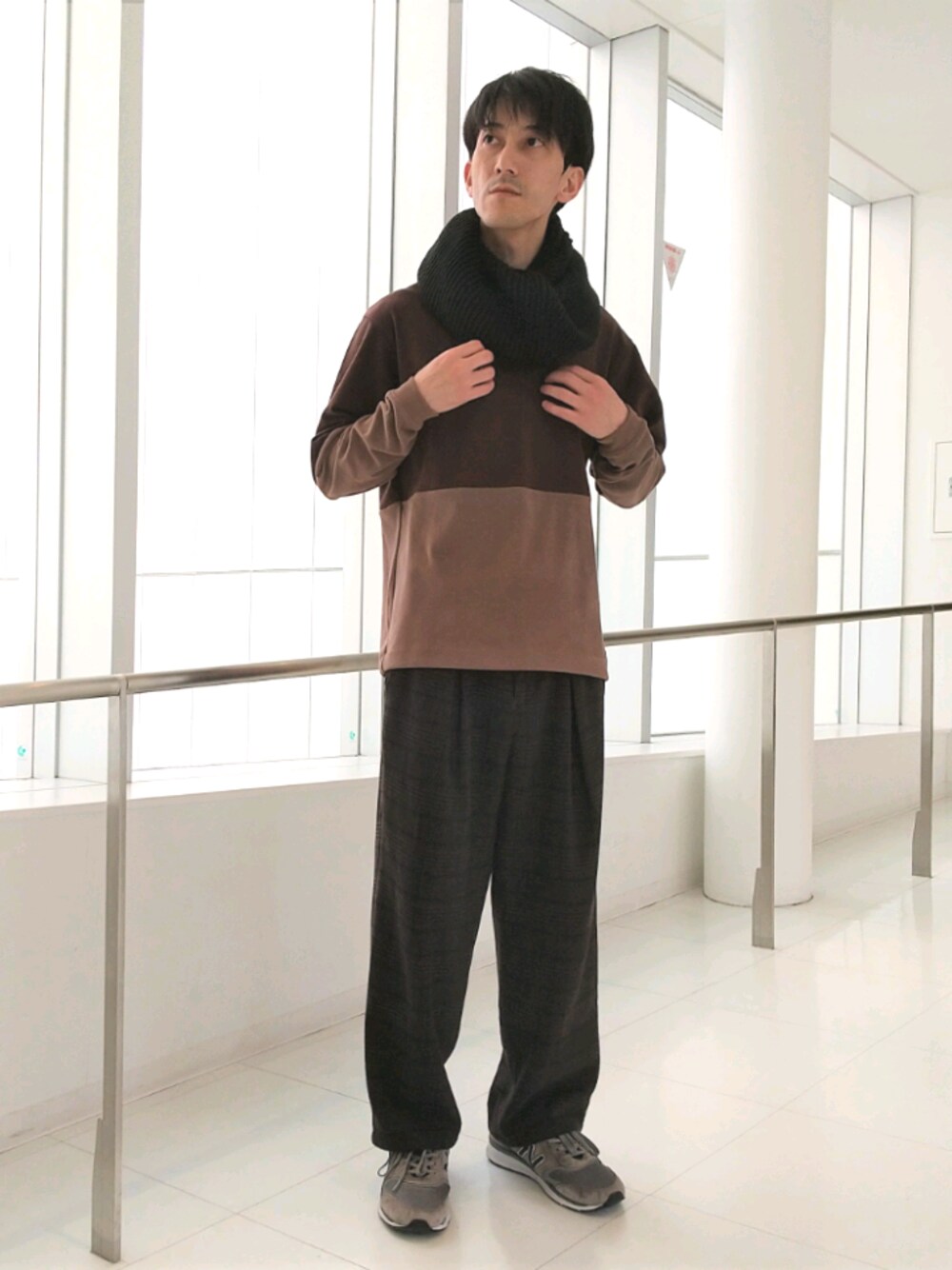 「Junred、ブラウン、ワントーンコーデ、ワイドパンツ、チェック、スヌード、スニーカー、バイカラー、プチプラ、カジュアル」｜「JUNREDのモイスチャースムース切替クルー（Tシャツ/カットソー、ベージュ系）」を使った、Daikiさん（メンズ・174cm）の冬コーディネートの1枚目の写真