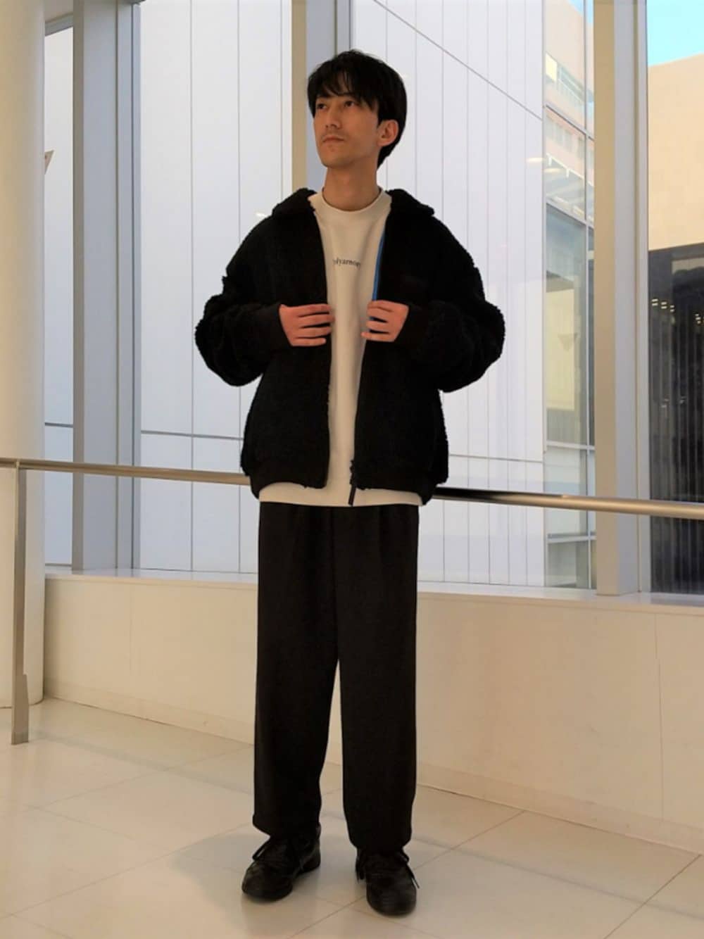 ブラック系のその他パンツ、ホワイト系のスウェット、ブラック系のブルゾンを着用したメンズの冬コーディネートの1枚目の写真