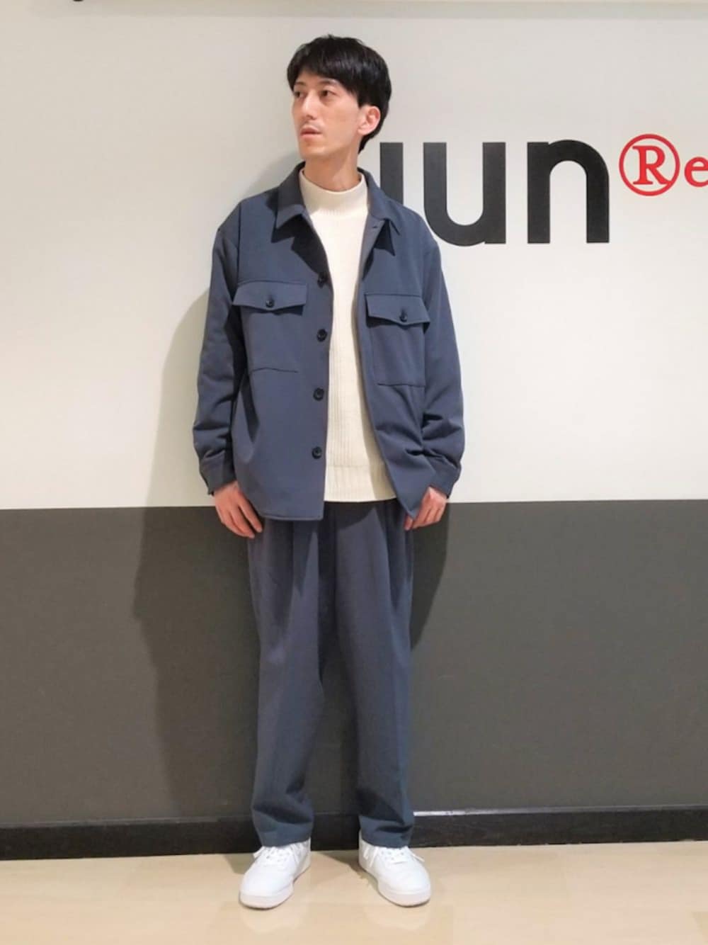 グリーン系のブルゾン、グリーン系のパンツ、ホワイト系のニット/セーターを着用したメンズの冬コーディネートの1枚目の写真