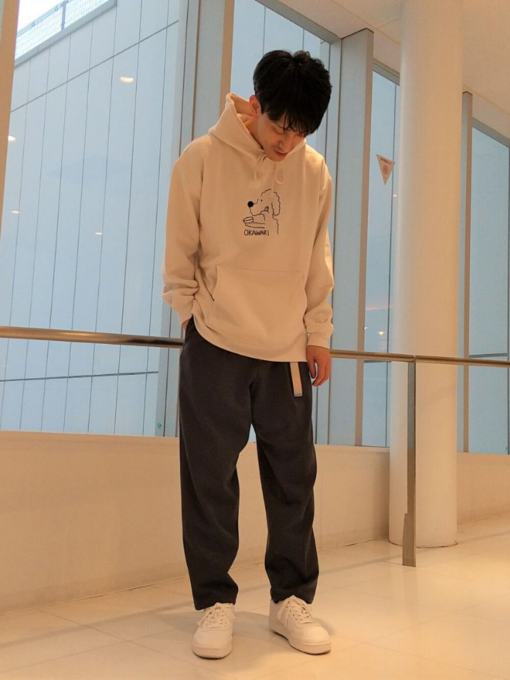 「Junred、プチプラ、パーカー、カジュアル、シンプル、ワイドパンツ、ベージュ、グリーン、スニーカー、スウェット」｜「JUNREDの【Ken Kagami × JUNRed】コラボパーカー（パーカー、ベージュ系）」を使った、Daikiさん（メンズ・174cm）の冬コーディネートの1枚目の写真