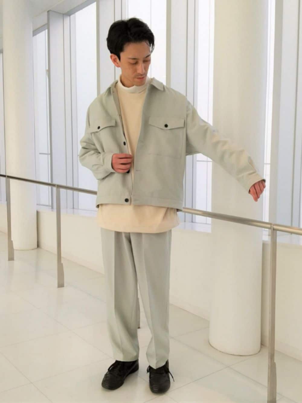 グリーン系のブルゾン、グリーン系のパンツ、ベージュ系のTシャツ/カットソーを着用したメンズの冬コーディネートの1枚目の写真