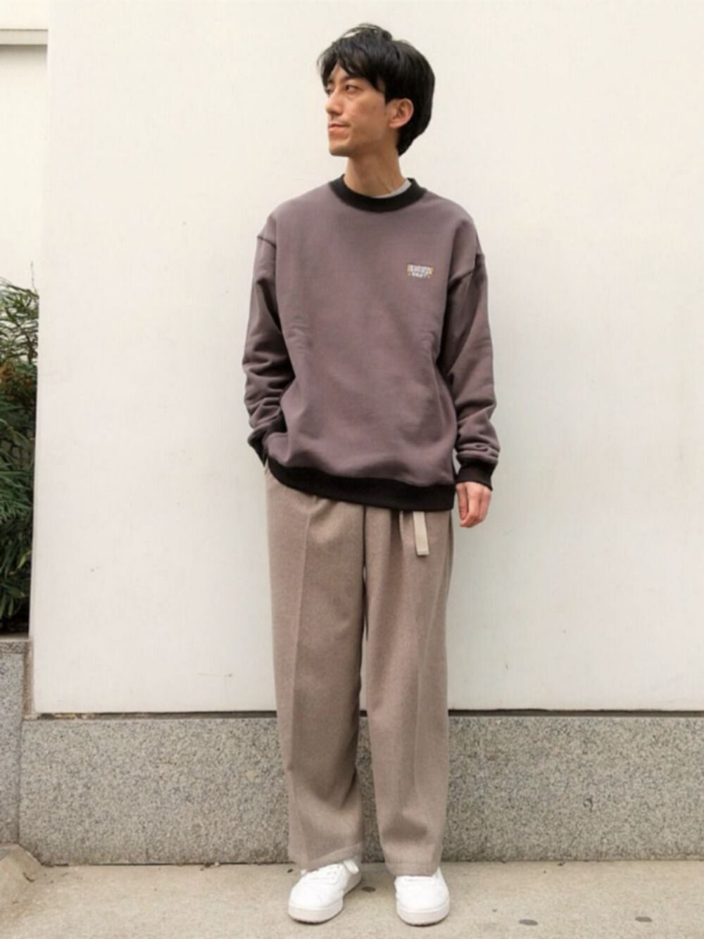 「Junred、私の推しブランド、スウェット、ワイドパンツ、シンプル、オーバーサイズ、ストリート、グレー、ロゴスウェット、スニーカー」｜「JUNREDのエアリーストレッチフラノワイドパンツ【Set Up可能】（パンツ、ベージュ系）」を使った、Daikiさん（メンズ・174cm）の冬コーディネートの1枚目の写真
