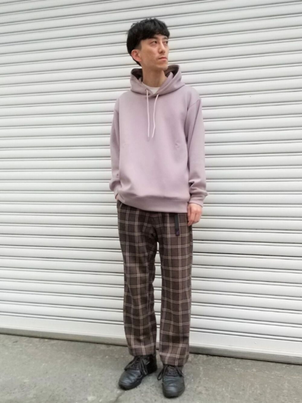 「Junred、私の推しブランド、パーカー、ピンク、GRAMICCI、チェック、reebok、スモーキーカラー、カジュアル、シンプル」｜「JUNREDのソフトスウェットプルパーカー（パーカー、ピンク系）」を使った、Daikiさん（メンズ・174cm）の冬コーディネートの1枚目の写真