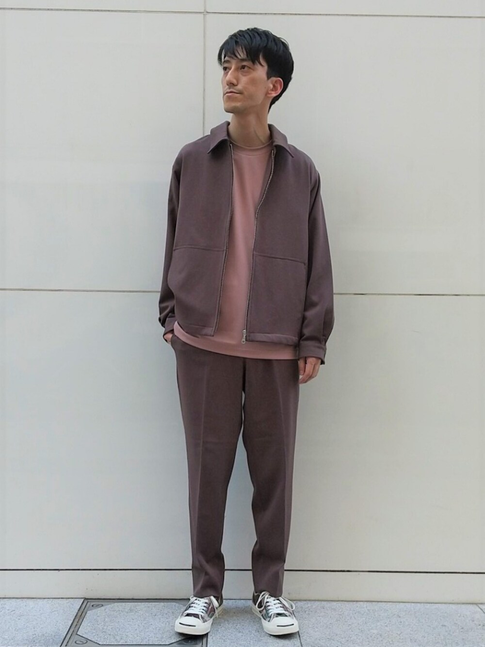 ブラウン系のジャケット/アウター、ブラウン系のパンツを着用したメンズの冬コーディネートの1枚目の写真