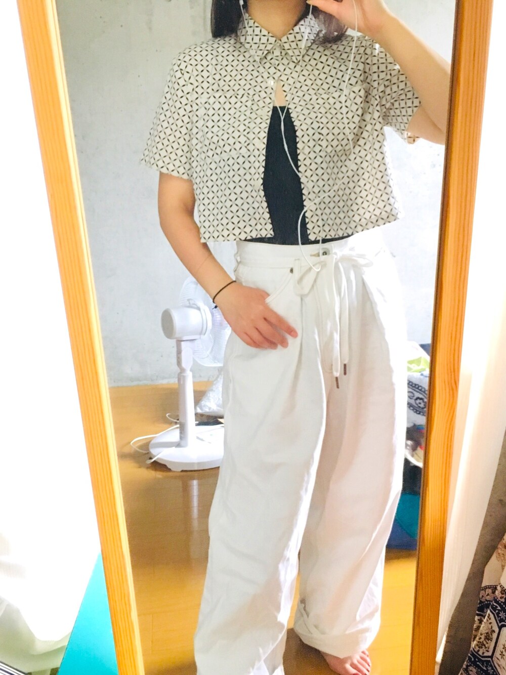 「研究室コーデ、シンプル、ホワイトコーデ、リラックススタイル、ショート丈、バギーデニム、ootd」｜「niko and...のタックバギー紐付きパンツ（デニムパンツ、ホワイト系）」を使った、よしのさん（レディース・158cm）の夏コーディネートの1枚目の写真