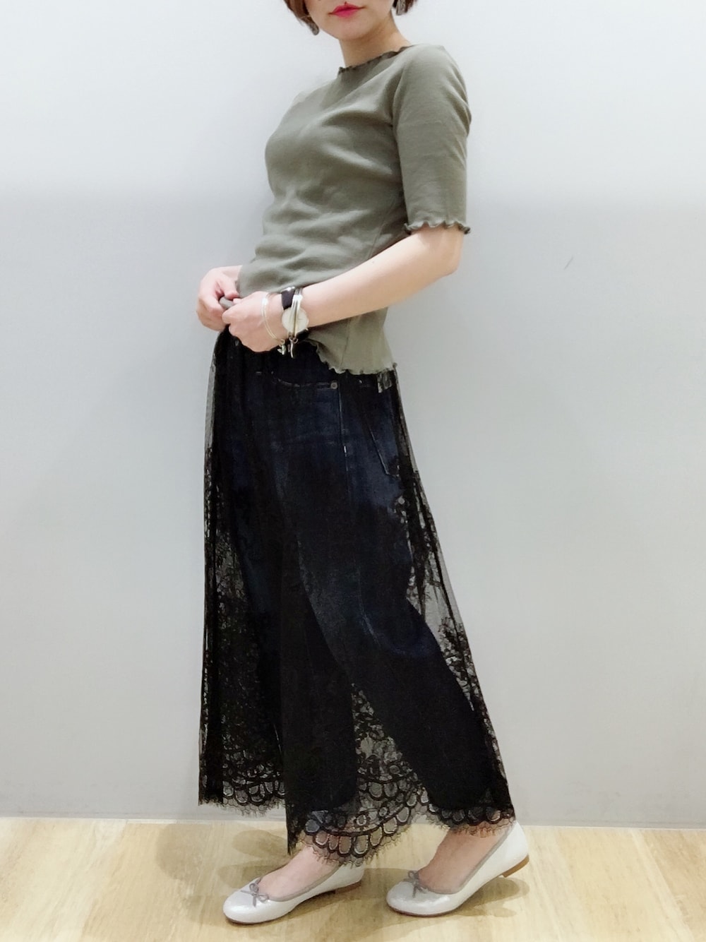 「シンプルコーデ、シンプル、レーススカート、デニムパンツ、レーススカート×デニム、カーキ、オリエンタルトラフィック、earth music&ecology、おしゃれさんと繋がりたい」｜「earth music&ecologyのメローボートネック半袖プルオーバー（Tシャツ/カットソー、グリーン系）」を使った、あさみさん（レディース・157cm）の春コーディネートの1枚目の写真