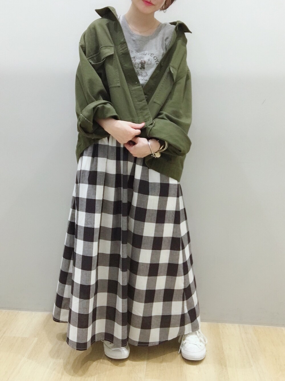 「ゆるコーデ、Tシャツ、ブロックチェック、チェックスカート、ビッグシルエット、カーキアウター、おしゃれさんと繋がりたい、コンバース、イーハイフンワールドギャラリー(E hyphen world gallery)、earth music&ecology」｜「E hyphen world galleryのオーバーサイズジャケット（その他アウター、グリーン系）」を使った、あさみさん（レディース・157cm）の春コーディネートの1枚目の写真