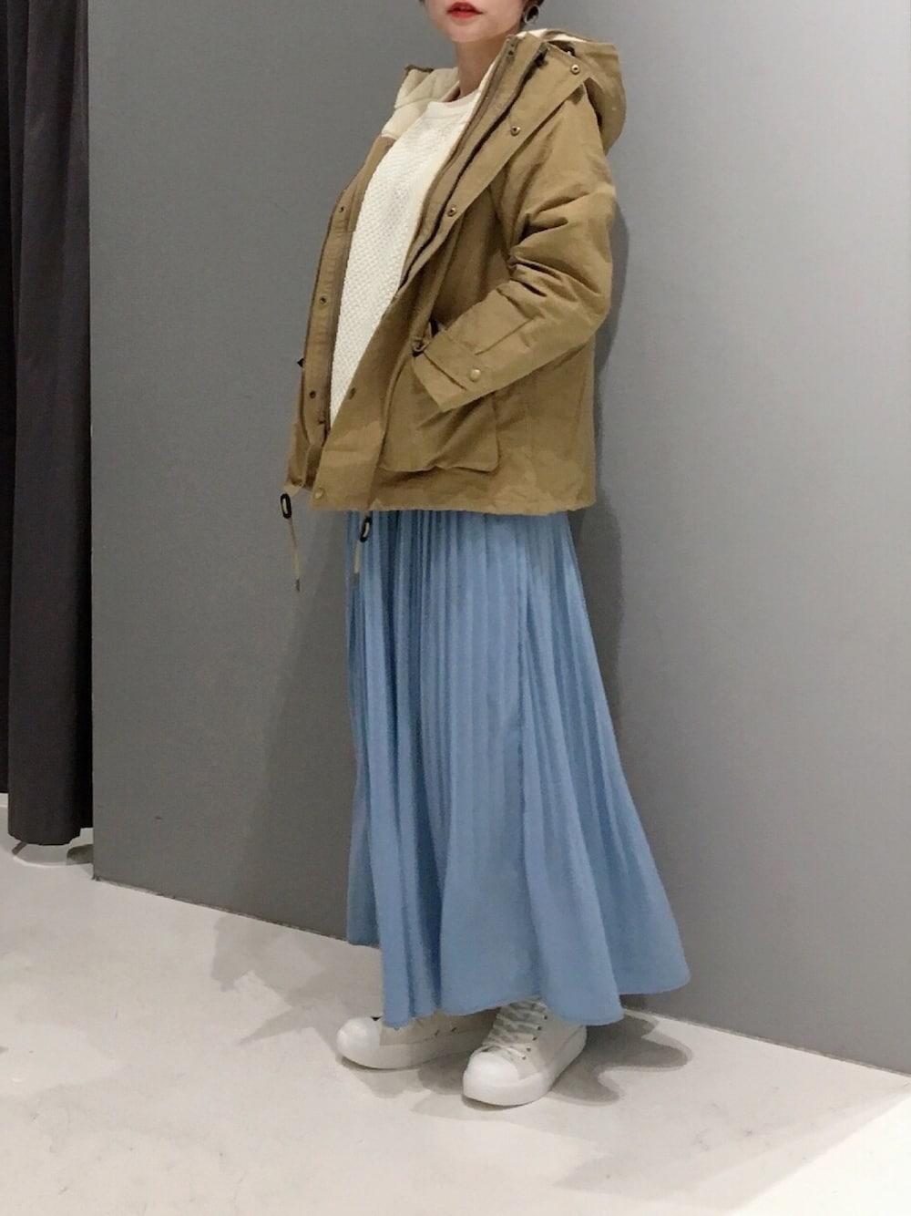 「カジュアルコーデ、春色、ベージュ、ホワイト、ボア、マウンテンパーカー、プリーツスカート、サックスブルー、ショートヘア、CRAFT STANDARD BOUTIQUE」｜「CRAFT STANDARD BOUTIQUEのボアライナー付き☆3WAYマウンテンパーカー○（マウンテンパーカー、ベージュ系）」を使った、あさみさん（レディース・156cm）の冬コーディネートの1枚目の写真