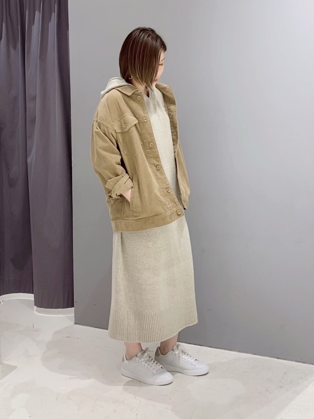 「大人カジュアル、淡色コーデ、ベージュコーデ、ワントーンコーデ、ワンピース×スニーカー、ニットワンピース、コーデュロイ、コーデュロイジャケット、白スニーカー、CRAFT STANDARD BOUTIQUE」｜「CRAFT STANDARD BOUTIQUEの【2020AW】フード付きニットワンピース（ワンピース、ベージュ系）」を使った、あさみさん（レディース・156cm）の秋コーディネートの1枚目の写真