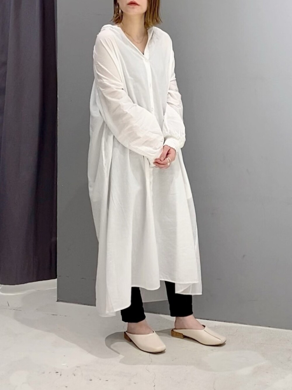 「春めきシューズ、春コーデ、ホワイトコーデ、リラックススタイル、シャツスタイル、大人カジュアル、シャツワンピ、黒スキニー、ミュール、CRAFT STANDARD BOUTIQUE」｜「CRAFT STANDARD BOUTIQUEのバック刺繍フロントボタンシャツワンピース　＊（シャツワンピース、ホワイト系）」を使った、あさみさん（レディース・156cm）の春コーディネートの1枚目の写真