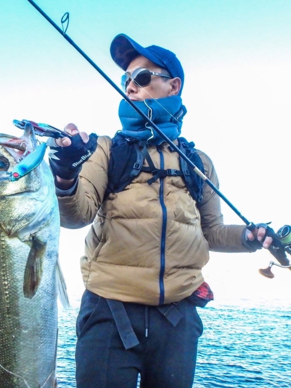 「釣り、釣りスタイル、釣りコーデ、メンズアイテム、アウトドアスタイル、アウトドア、アウトドアコーデ」｜「BEAMSのアイテム（キャップ、ブルー系）」を使った、Seiさん（メンズ・170cm）の冬コーディネートの1枚目の写真