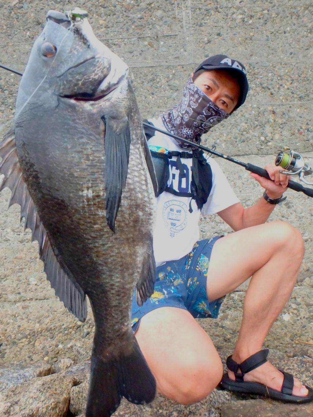 「釣り、釣りスタイル、釣りコーデ、アウトドアスタイル、アウトドア、アウトドアミックス、アウトドアブランド好き、愛知県、THE NORTH FACE、おしゃれさんと繋がりたい」｜「TevaのTEVA（テバ）HURRICANE（ハリケーン） XLT2　スポーツサンダル（サンダル、ブラック系）」を使った、Seiさん（メンズ・170cm）の冬コーディネートの1枚目の写真