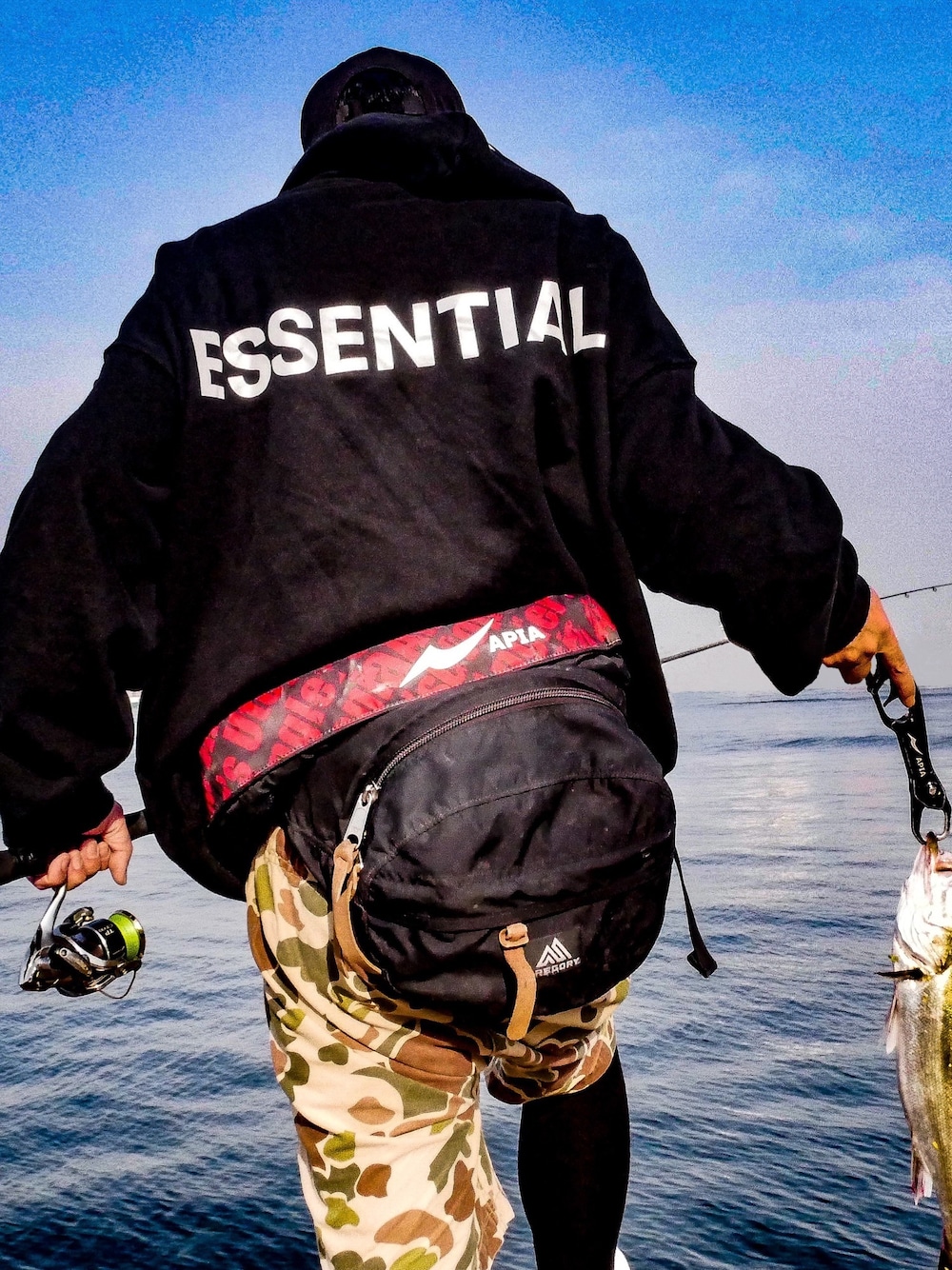 「ビッグシルエット、ブラック、釣り、釣りスタイル、アウトドアスタイル、パーカー、ESSENTIALS、春コーデ、休日コーデ、fog」｜「FOG ESSENTIALSのアイテム（パーカー、ブラック系）」を使った、Seiさん（メンズ・170cm）の春コーディネートの1枚目の写真