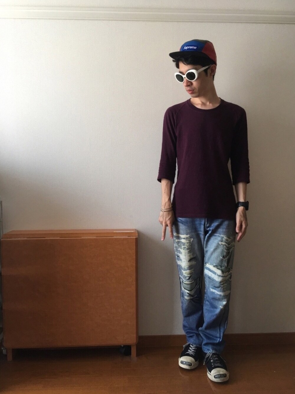 「ラブアンドピース2018、お洒落さんとつながりたい、カジュアルコーデ、fashion、今日のコーデ、ダメージデニムパンツ」｜「ATTACHMENTのアイテム（Tシャツ/カットソー、レッド系）」を使った、ドメ系のジャイアンさん（メンズ・170cm）の秋コーディネートの1枚目の写真