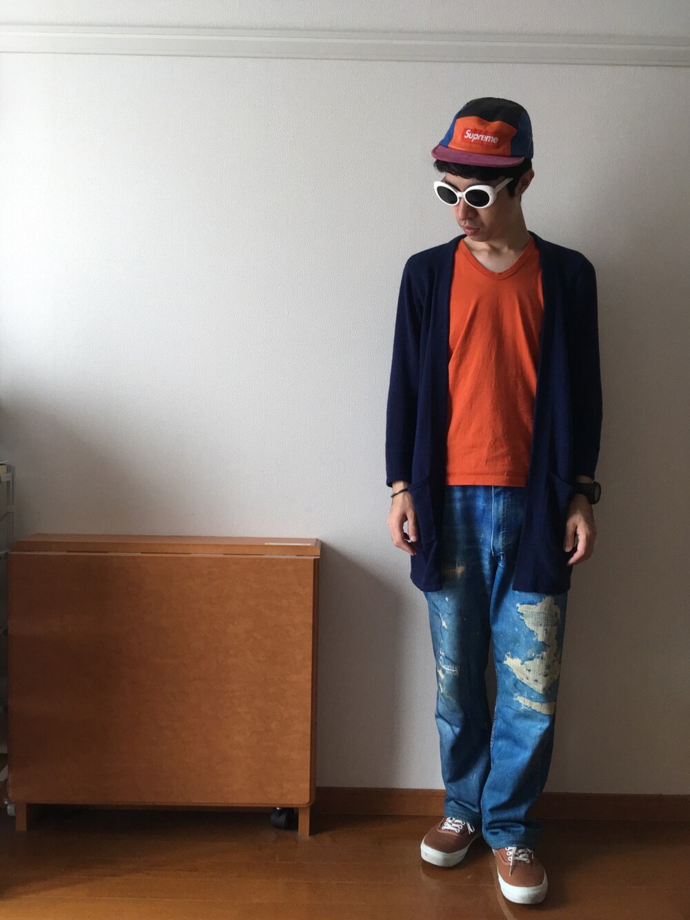 「シンプル、おしゃれさんと繋がりたい、デニム、スウエット、転写、シュプリーム、キャップ、帽子、カーディガン」｜「URBAN RESEARCHのアイテム（カーディガン/ボレロ、ブルー系）」を使った、ドメ系のジャイアンさん（メンズ・170cm）の秋コーディネートの1枚目の写真