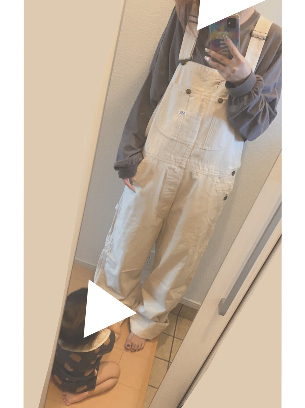 ホワイト系のサロペット/オーバーオール、ブラウン系のTシャツ/カットソーを着用したレディースの秋コーディネートの1枚目の写真