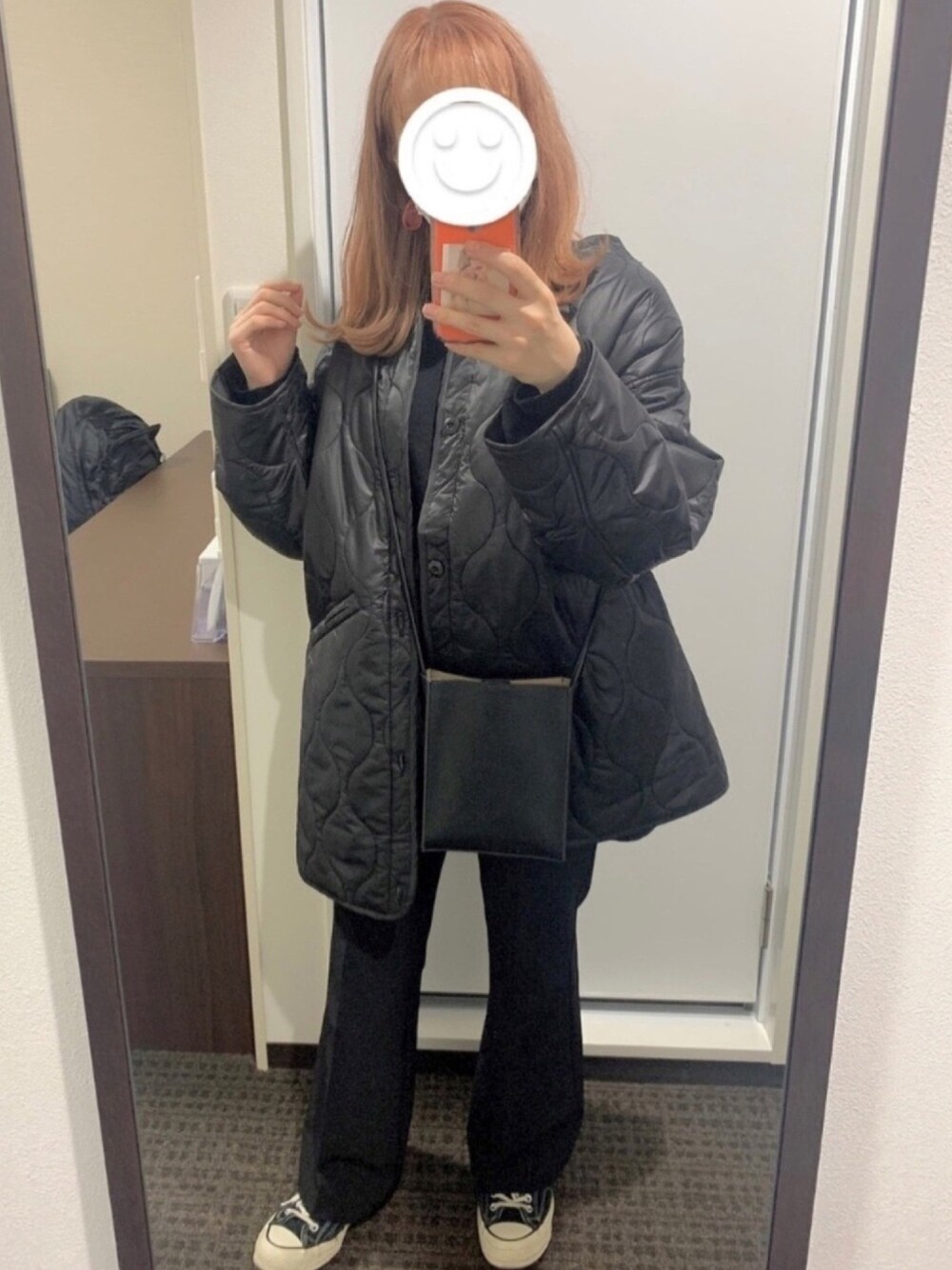 「オールブラック、オトナカジュアル、ノーカラーコート、ライナーコート、キルティングジャケット、ハイネックニット、フレアパンツ、プチプラ、CT70s、ハイトーンカラー」｜「FREAK'S STOREの【WEB限定】M65ライナーキルトコート(キルティングジャケット･ノーカラーコート)（ノーカラージャケット、ブラック系）」を使った、おデコさん（レディース・156cm）の秋コーディネートの1枚目の写真