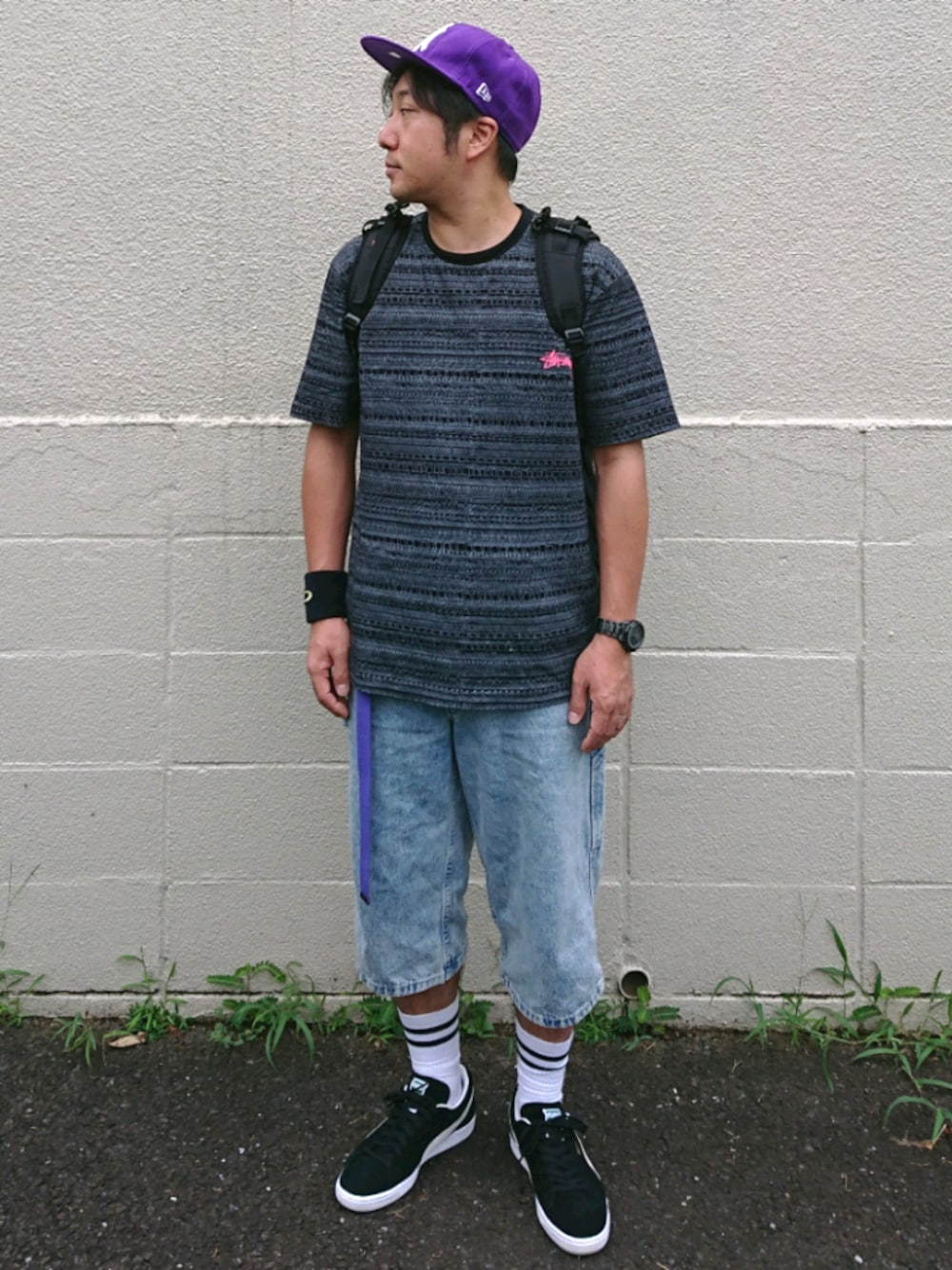 「silver tab、Levi's、90'sスタイル、stussy、puma suede、ケミカルウォッシュ、パープル、ラインソックス、supreme、総柄Tシャツ」｜「NEW ERAのアイテム（キャップ、パープル系）」を使った、とこちんさん（メンズ・167cm）の夏コーディネートの1枚目の写真
