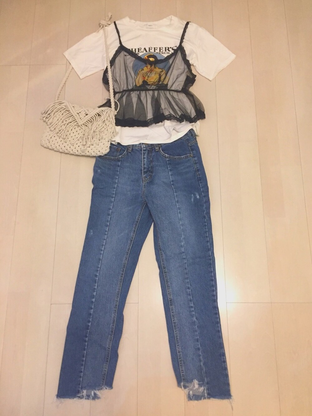 ホワイト系のTシャツ/カットソー、ブラック系のキャミソール、ベージュ系のショルダーバッグを着用したレディースの夏コーディネートの1枚目の写真