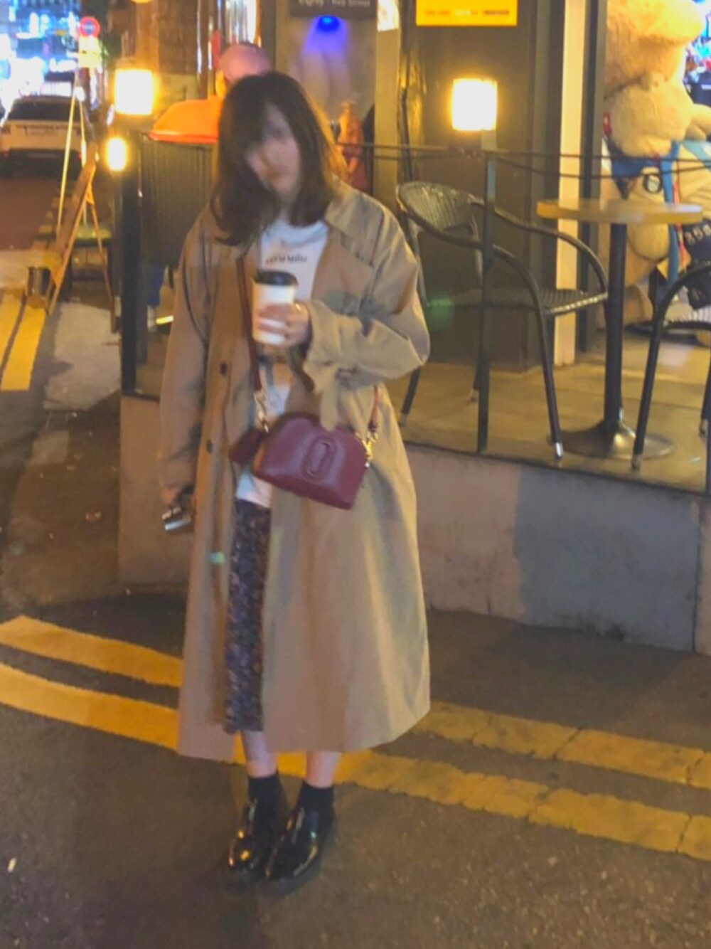 「ＧＷ、大人カジュアル、ワンピース、花柄、トレンチコート、白Tシャツ、スカート、春コーデ、ショルダーバッグ」｜「LOWRYS FARMのアイテム（ドレスシューズ、ブラック系）」を使った、naさん（レディース・162cm）の春コーディネートの1枚目の写真