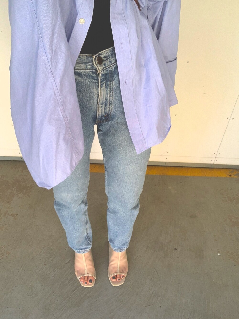 ブルー系のシャツ/ブラウス、ブラック系のキャミソール、ブルー系のデニムパンツを着用したレディースの秋コーディネートの1枚目の写真