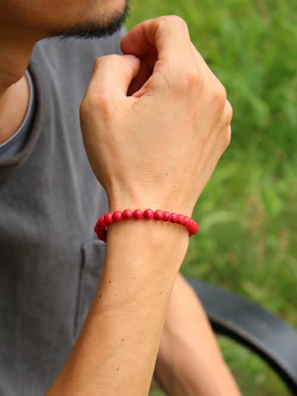 「red、赤、ブレスレット、パワーストーン、白シャツ×デニム、アクセントカラー、sincere、メンズブレスレット、アクセントに赤、メンズアクセサリー」｜「BRANCOの〈BRANCO/ブランコ〉Earth Bracelet/アース ブレスレット（ブレスレット、レッド系）」を使った、冷酒さん（メンズ・172cm）の夏コーディネートの1枚目の写真