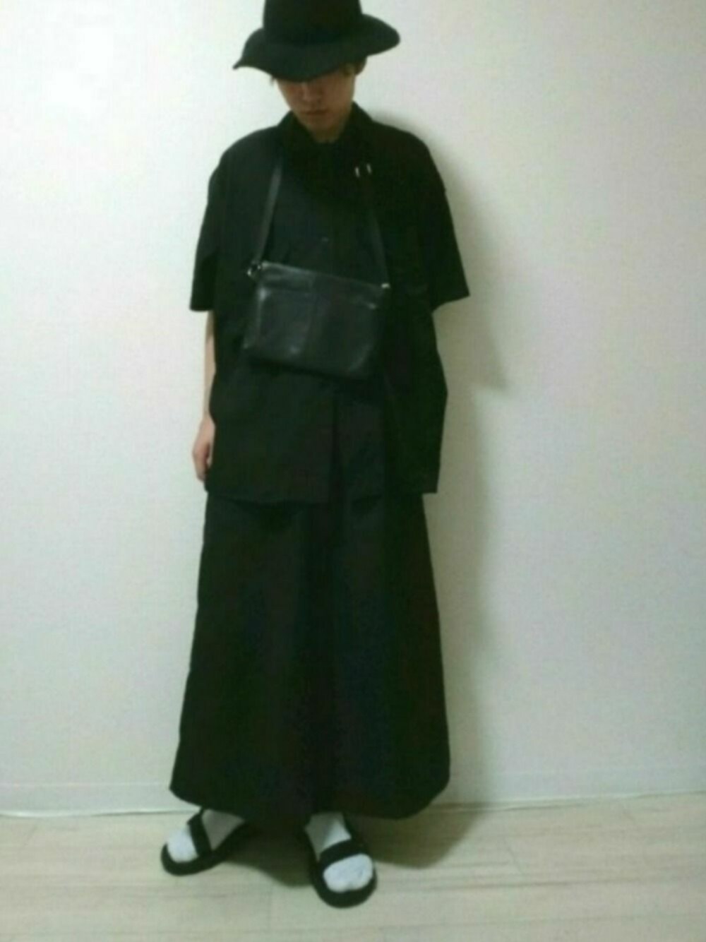 ブラック系のシャツ/ブラウス、ブラック系のサンダル、ブラック系のスラックスを着用したメンズの夏コーディネートの1枚目の写真