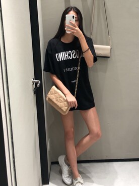 「MOSCHINO（モスキーノ）のアイテム（Tシャツ/カットソー）」を使った、Amico Liuさん（レディース・165cm）の冬コーディネート